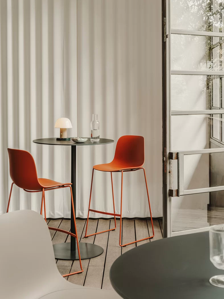 BRIO: versatile light tables for the contract sector– Lapalma