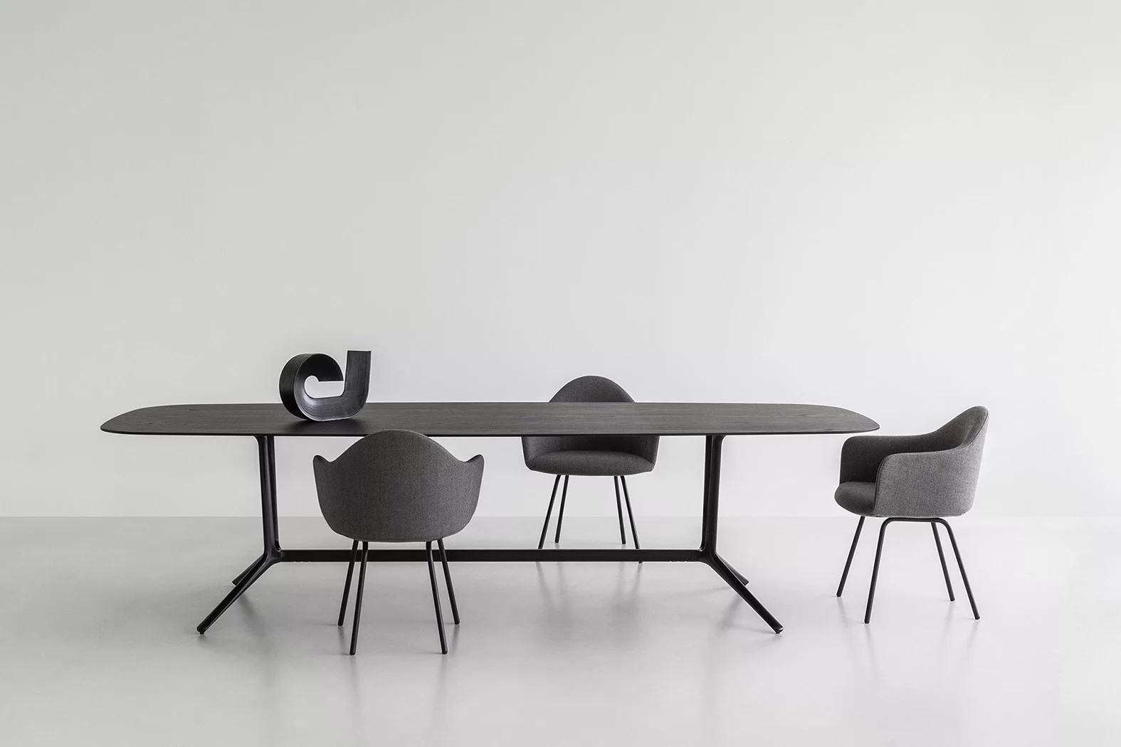 TRAIL: the table that harks back to the Nordic style of the 1950s