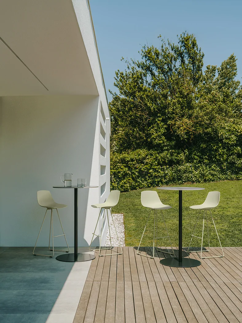 BRIO: outdoor table in three different heights – Lapalma